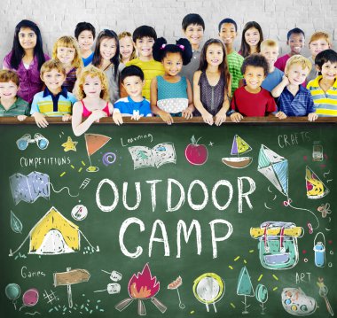 Gülümseyen şirin farklı çocuklar