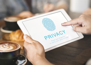 Adam kafede dijital tablet kullanma