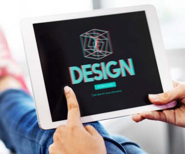 Dijital tablet elinde olan kişi