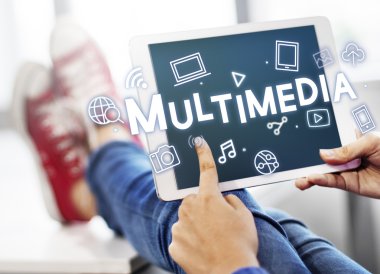 Dijital tablet elinde olan kişi