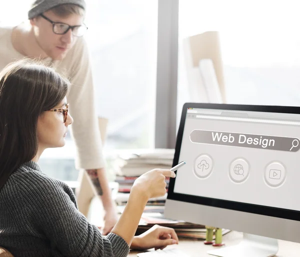 Mujer mostrando en monitor con diseño web — Foto de Stock