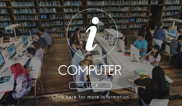 Estudiantes usando computadoras en la biblioteca universitaria — Foto de Stock