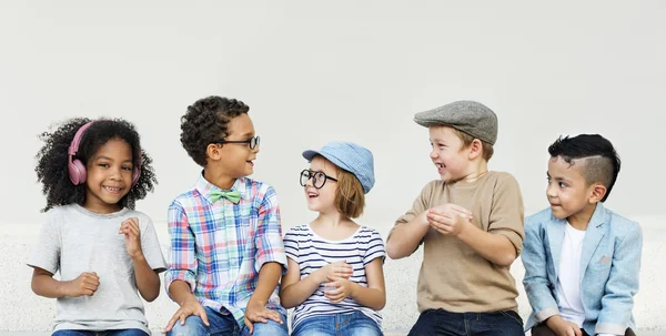 Happy Kids posando juntos — Fotografia de Stock