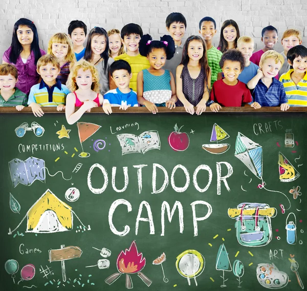 Gülümseyen şirin farklı çocuklar