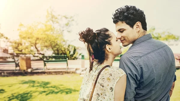 Pareja en la cita al aire libre — Foto de Stock