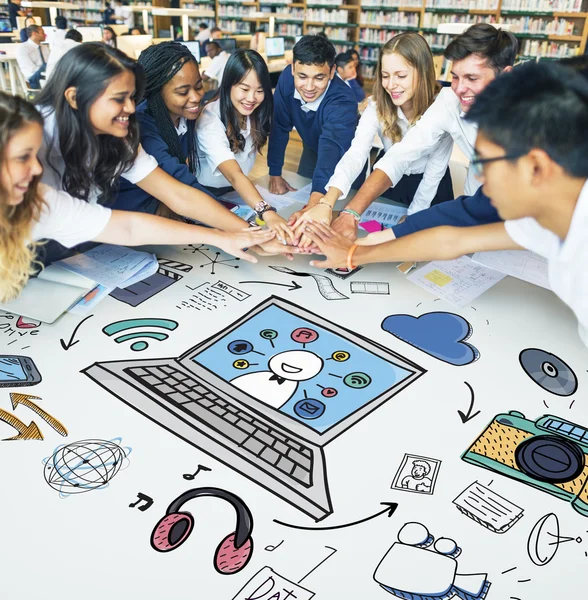 Estudiantes tomados de la mano — Foto de Stock