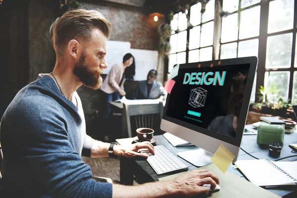 Homem bonito que trabalha com computador — Fotografia de Stock