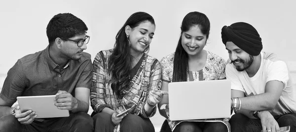 Indiase studenten met laptop — Stockfoto