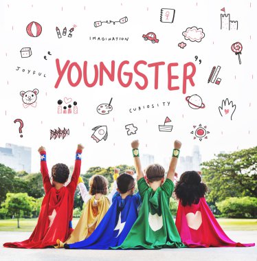 Çocuk farklı süper kahraman kostümleri