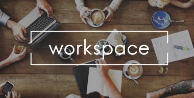 insanlar masada oturup kahve ile