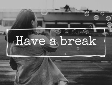 Sabun köpüğü ile genç kız