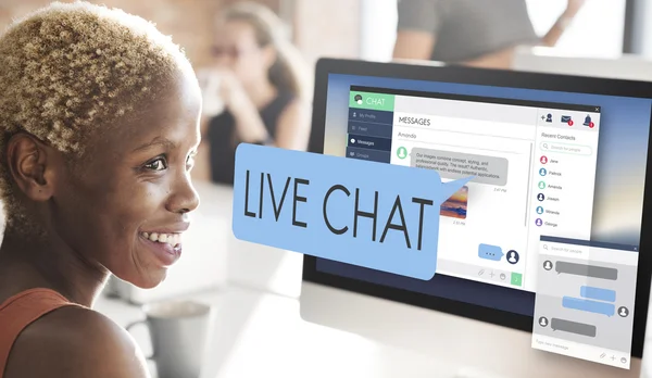 Mujer de negocios que trabaja en la computadora con Live Chat — Foto de Stock