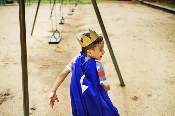 Menino pré-escolar em coroa — Fotografia de Stock