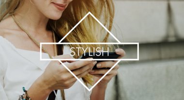 cep telefonu kullaranarak lady