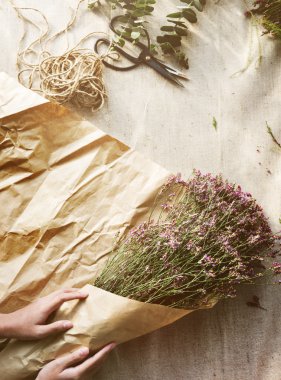 eller kaydırma çiçek buketi 