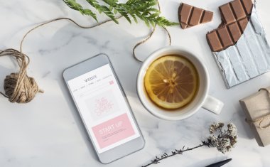Limon çayı ve cep telefonu konsepti