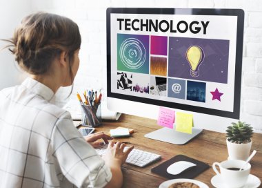 Tasarım stüdyosu çalışan kadın