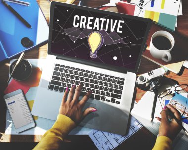 dizüstü bilgisayar ile çalışma alanı tablosu