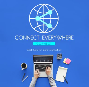 laptop ile çalışan kişi 