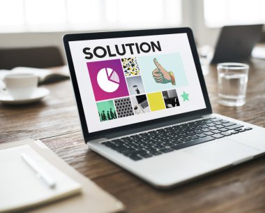 Laptop ahşap masada.