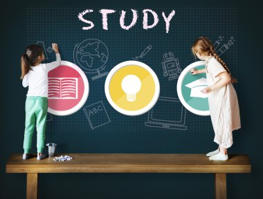 Şirin kız gemide çizim