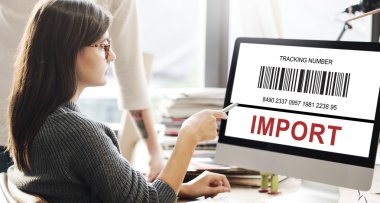 Alma ile monitörde gösterilen kadın