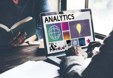 Dizüstü bilgisayarla çalışan adam