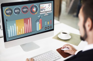 Bilgisayarda çalışan iş adamı 