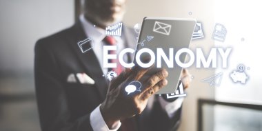 işadamı dijital tablet tarama takım elbiseli