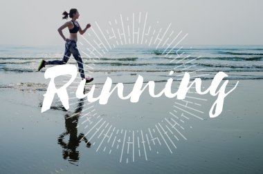 Kumsalda koşan kadın.