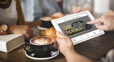 Adam kafede dijital tablet kullanma