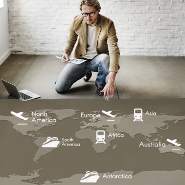 işadamı harita ile çalışma