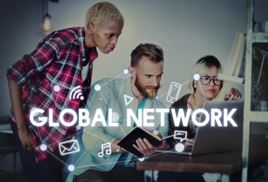 kadın ve bilgisayarda çalışan adam