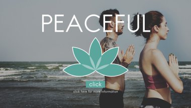 Çiftler plajda yoga yapıyor.