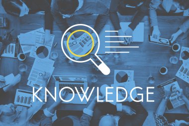 İş adamları birlikte çalışıyor.