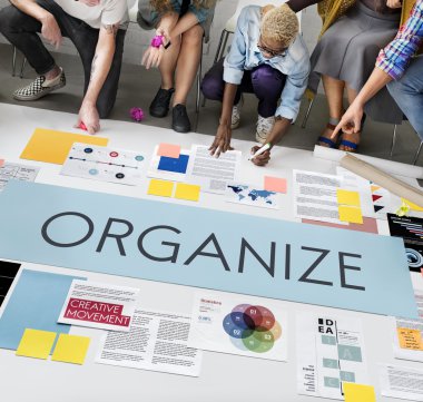 Kattaki insanlar çizim afiş