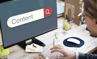 Bilgisayar klavyesinde yazan iş adamı