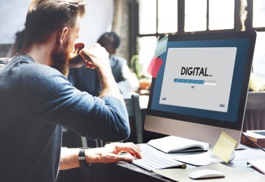 kahve içme ve bilgisayarla çalışma adam