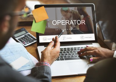 İş adamları ile dizüstü tartışıyor