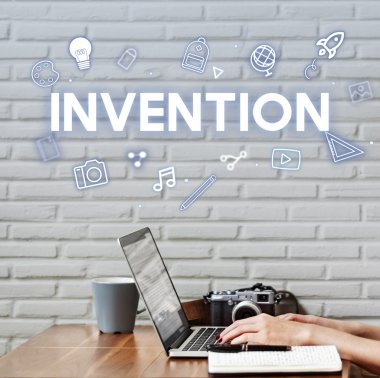 Dizüstü bilgisayarda yazan kadın klavyesi