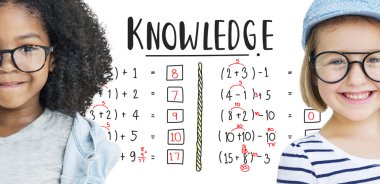 gülümseyen güzel kızlar