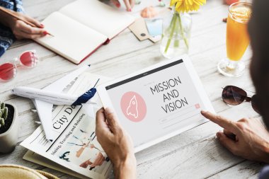 Tablet pc ekran dokunaklı adam