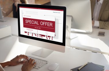 bilgisayar ile çalışan kadın