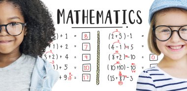 gülümseyen güzel kızlar