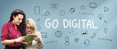 Kızlar dijital tablet kullanma