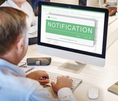 Olgun iş adamı bilgisayarda çalışıyor.