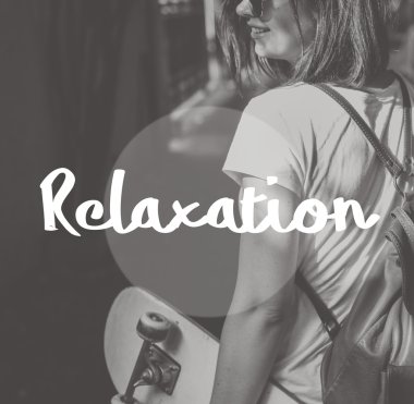 Kaykay elinde olan kadın