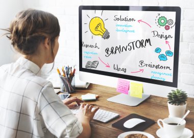 Tasarım stüdyosu çalışan kadın