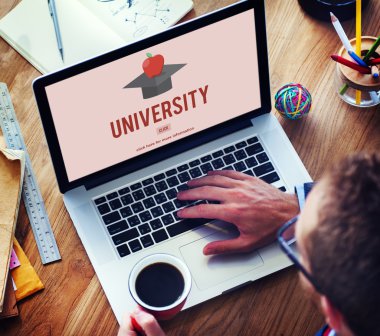 dizüstü bilgisayar kullanan adam 