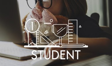 Kız oyuncakla bilgisayar kullanarak